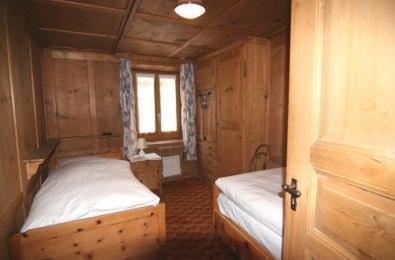Gasthaus Zum Weissen Kreuz Hotel Samedan Bagian luar foto